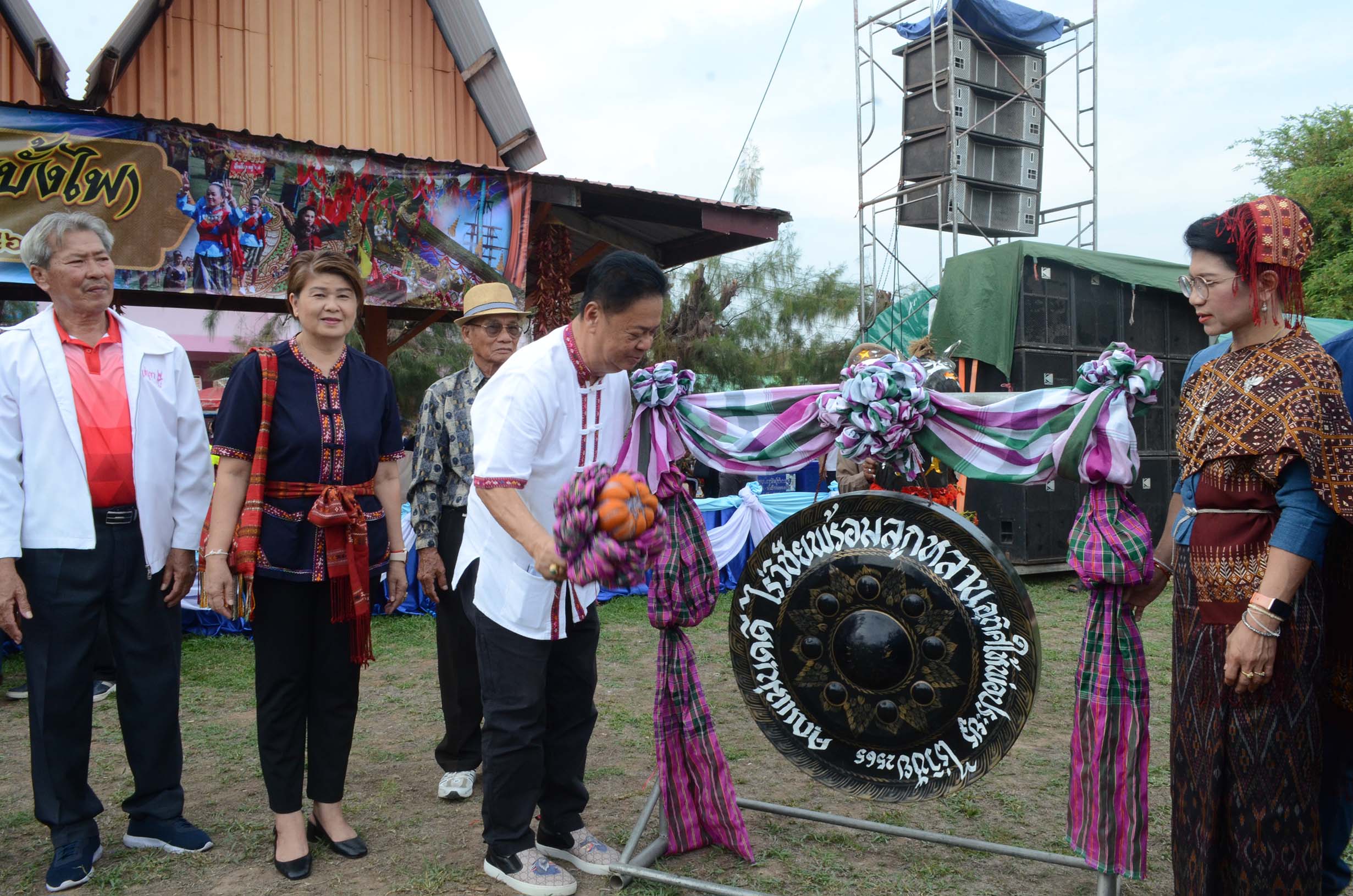 กาฬสินธุ์จัดขบวนแห่เซิ้งบุญบั้งไฟสืบสานประเพณีอีสาน