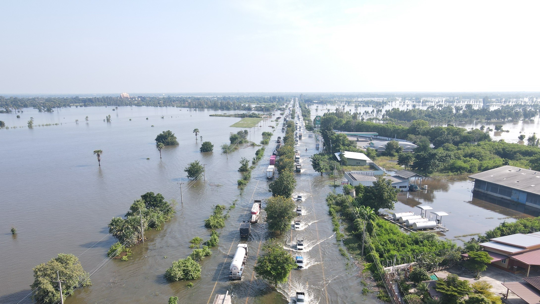 มวลน้ำลำเชียงไกรทะลักท่วมถนนมิตรภาพ ถนนทางหลวงชนบท  รถเล็กห้ามผ่าน