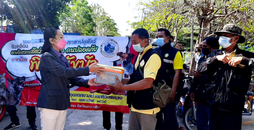 "ส.ส.ทัศนาพร" ลุยขับเคลื่อนสัตว์ปลอดโรค คนปลอดภัยจากโรคพิษสุนัขบ้า เทศบาลตำบลห้วยแถลง 