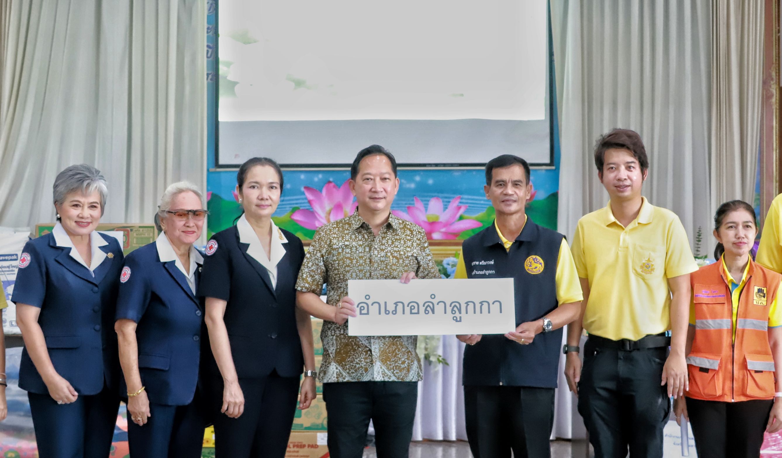 ธารน้ำใจชาวปทุมธานี หลั่งไหลช่วยผู้ประสบภัยน้ำท่วมภาคเหนือ