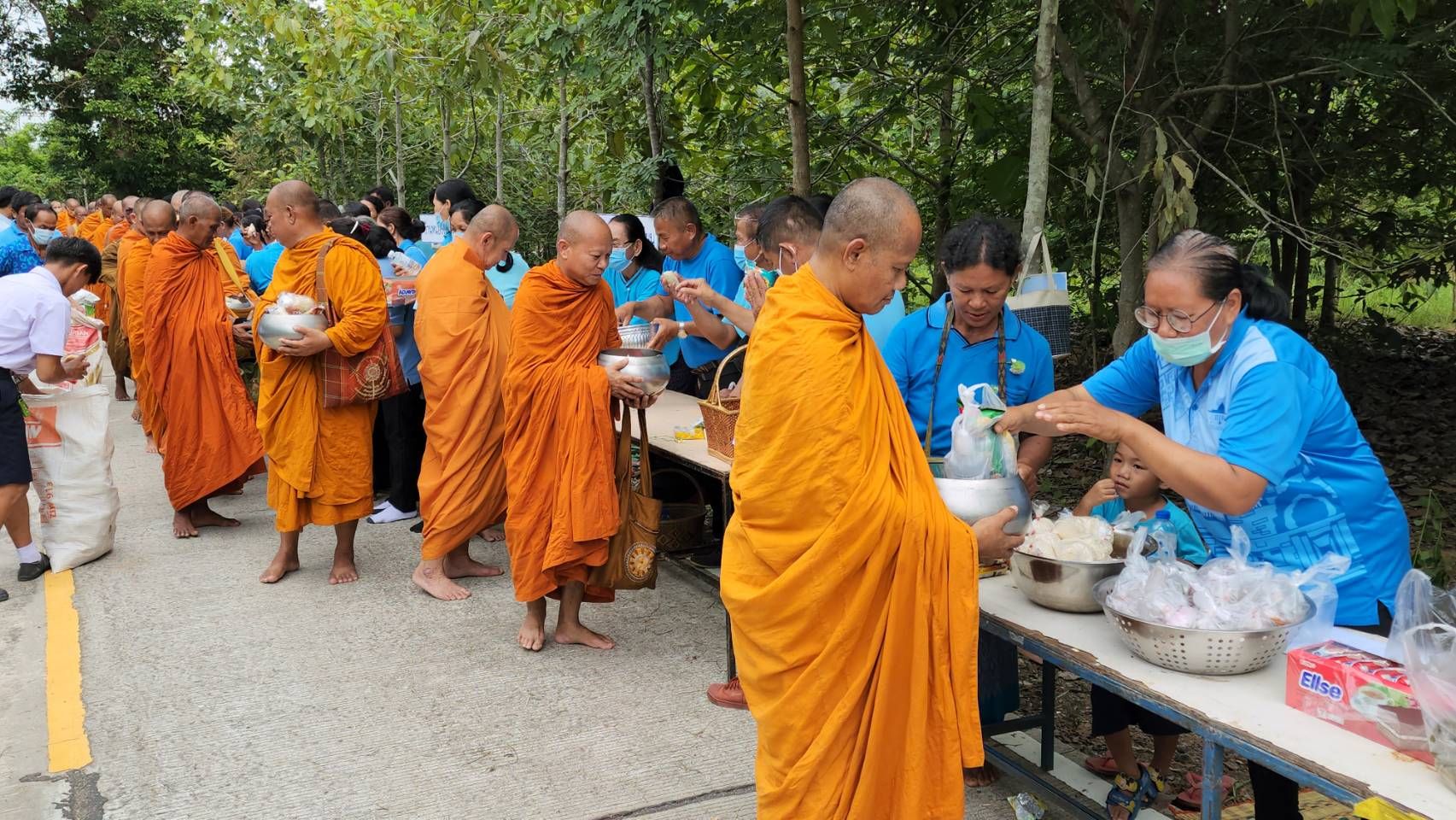  "ชมรมคนทำดีเพื่อพ่อของแผ่นดิน"บุรีรัมย์นำ ขรก.ปชช.-นร.ทำบุญตักบาตรและปลูกป่าเฉลิมพระเกียรติ "พระพันปีหลวง"