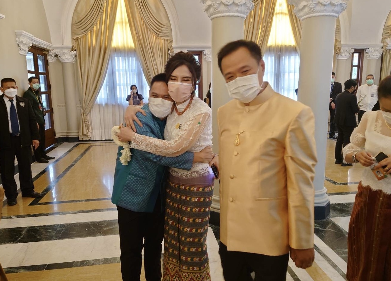 ชื่นมื่น “วราวุธ” นำพวงมาลัยไหว้ขอโทษ “มนัญญา” จบวิวาทะถุงพลาสติก พร้อมโชว์กอด