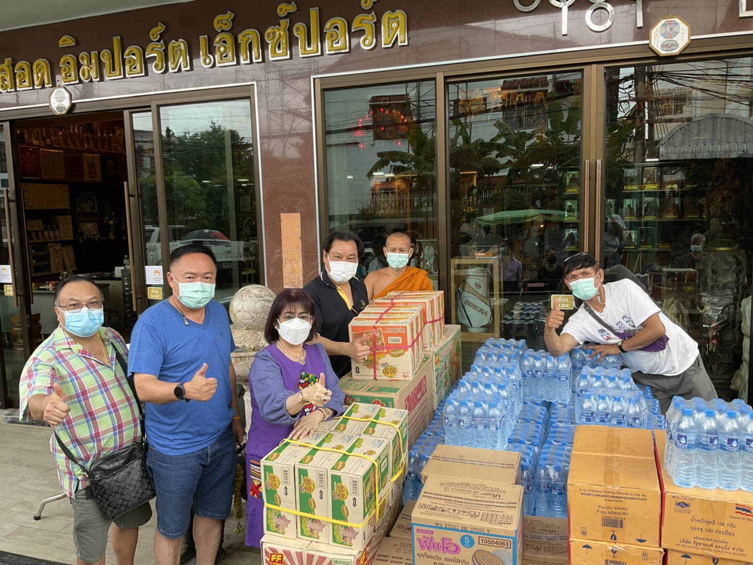 "เฮียหยี่- เจ๊ขวัญ" นายกฯโรตารี่แม่สอด เมืองฉอด พร้อม  “สจ.ชัย”  ร่วม มอบ อาหาร สำเร็จรูป-เครื่องดื่ม น้ำดื่ม สะอาด ให้วัดดอนมูล 