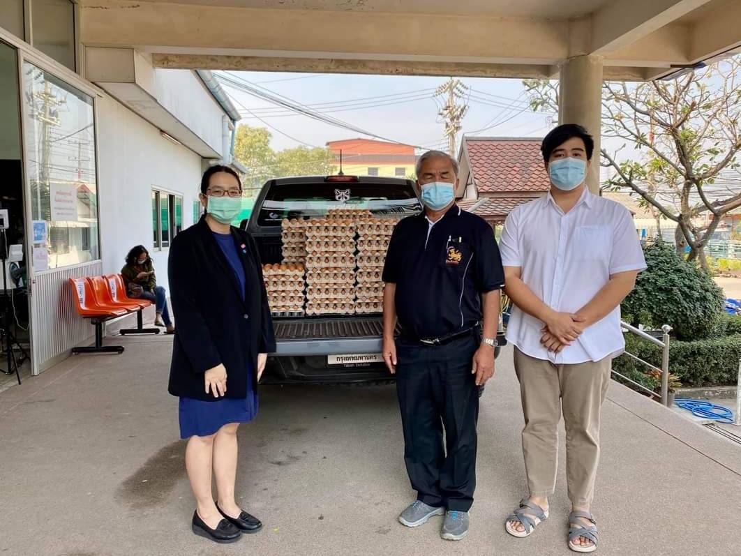 ทต.เทพราชมอบไข่ไก่จากฟาร์มแก่กาชาดจังหวัดฉะเชิงเทรา และบุคลากรทางการแพทย์รพ.บ้านโพธิ์