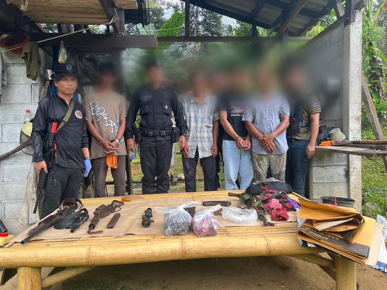   เจ้าหน้าที่ตั้งจุดตรวจจุดสกัดที่นราธิวาสพบผู้ต้องสงสัย ยึดอาวุธปืนพร้อม ผู้ต้องสงสัย