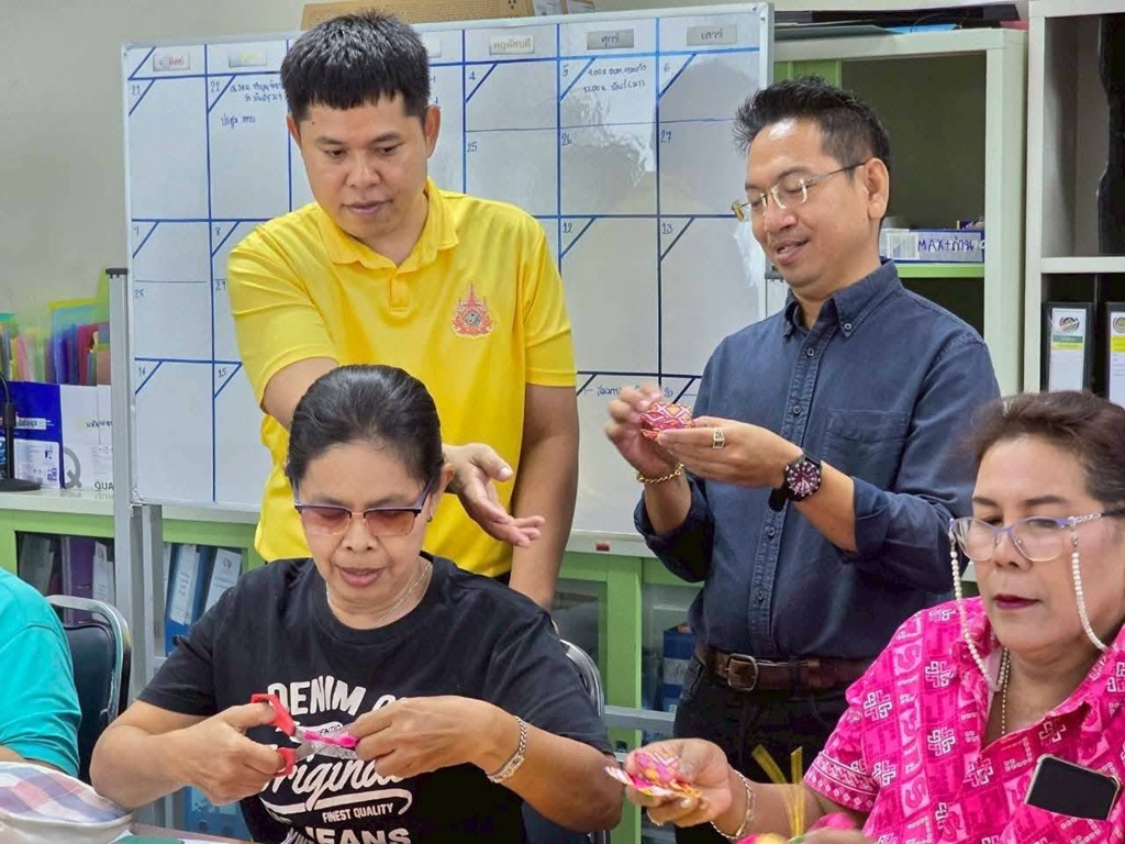 พช.อ่างทอง จัดกิจกรรมประดิษฐ์ผีเสื้อ ร่วมงานกาชาดสมาคมแม่บ้านมหาดไทย ปี 2568