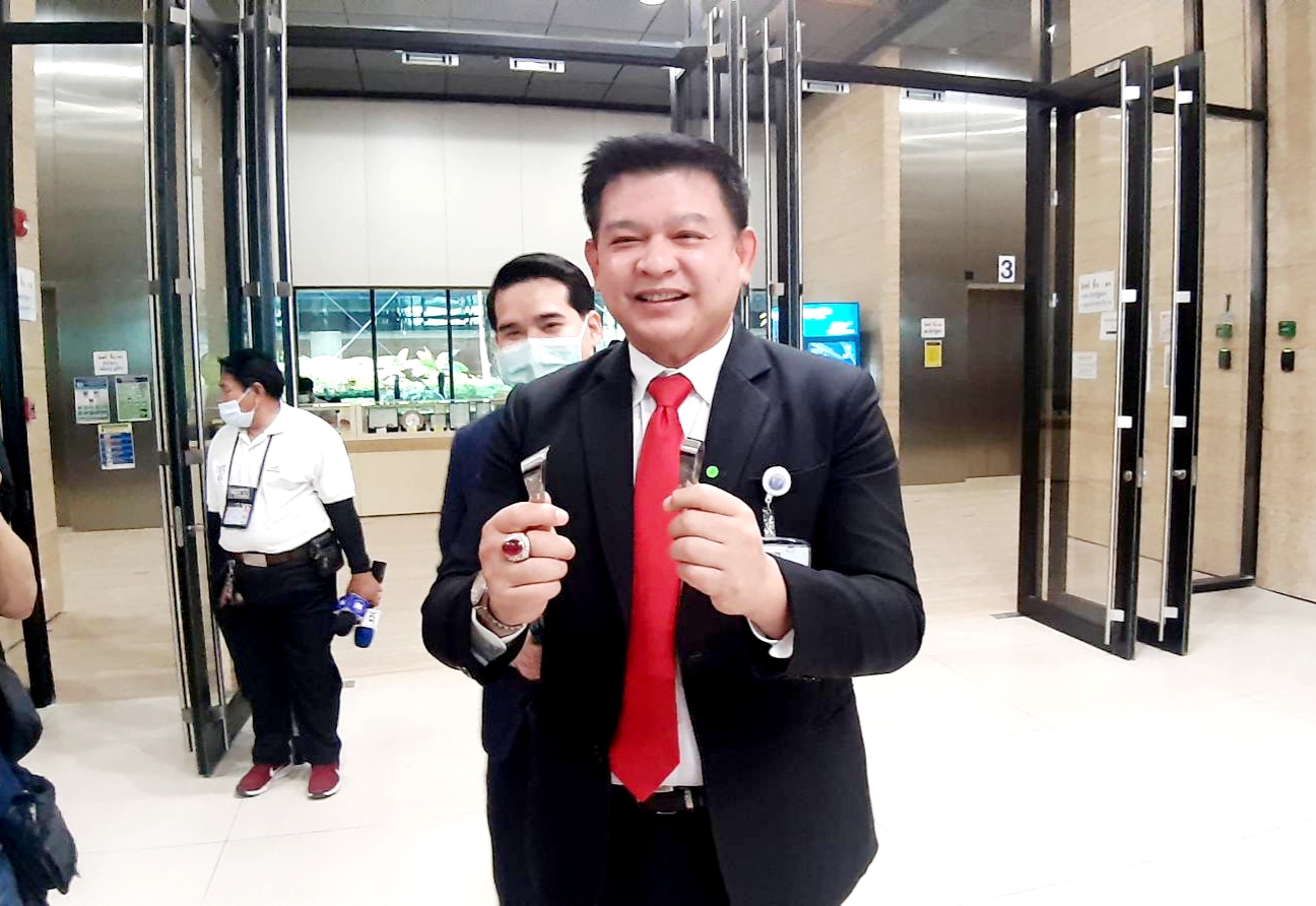 "สิระ"มอบแหนบให้ "ชวน"ถอนหงอก"สมพงษ์" หากพูดพิงสถาบัน ลั่นประท้วงจนประชุมไม่ได้เลย