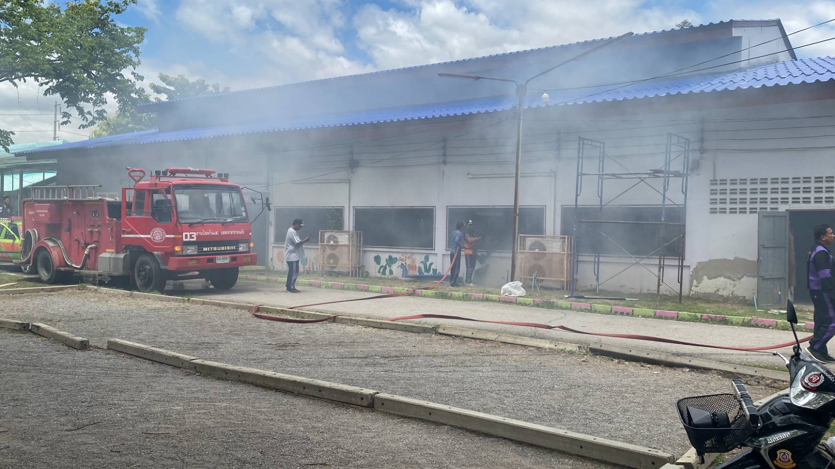 ราชบุรี เกิดเหตุเพลิงลุกไหม้อาคารห้องสมุด โรงเรียนวัดดอนเสลา คาดไฟฟ้าลัดวงจร 