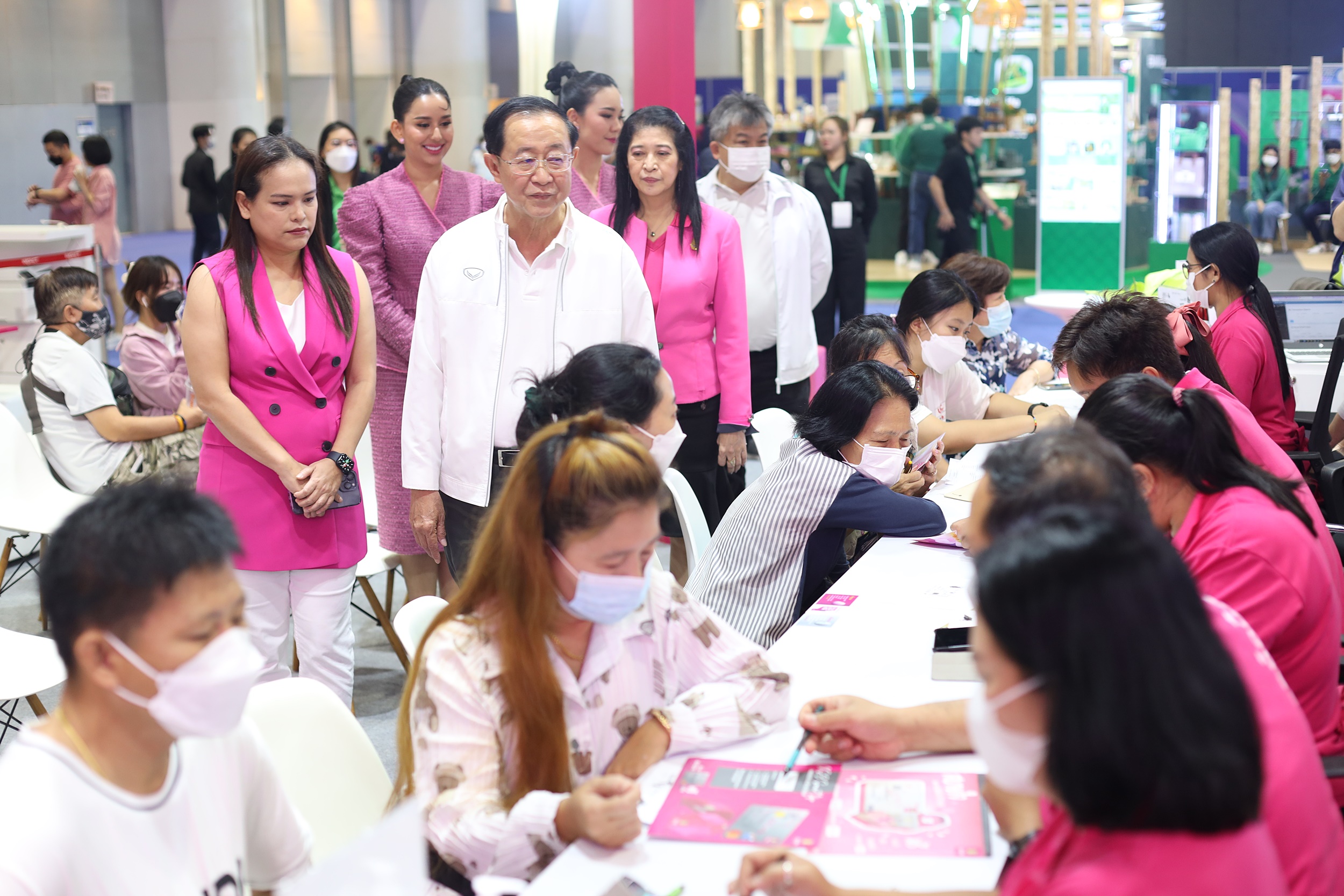 "รัฐมนตรีคลัง" เยี่ยม "บูธออมสิน" งาน "มหกรรมการเงินกรุงเทพ" ครั้งที่ 23
