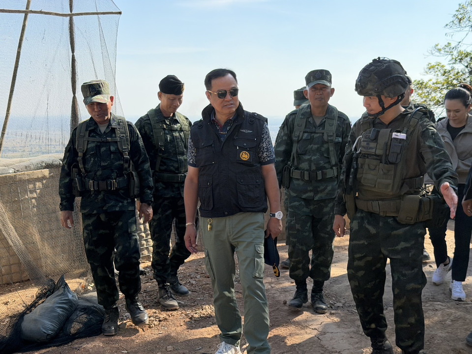 นายกฯ ลงพื้นที่ตรวจสอบช่องจอม - ปราสาทคณา หลังทหารไทยสถาปนาความมั่นคง พร้อมชื่นชม-จับมือให้กำลังใจทหารแนวหน้า