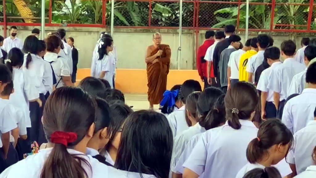 เจ้าอาวาสวัดไชยมงคล นำนักเรียน ร.ร.พุทธเมตตาวิทยา ร่วมร้องเพลงชาติไทย ปลูกฝังความรักชาติ 
