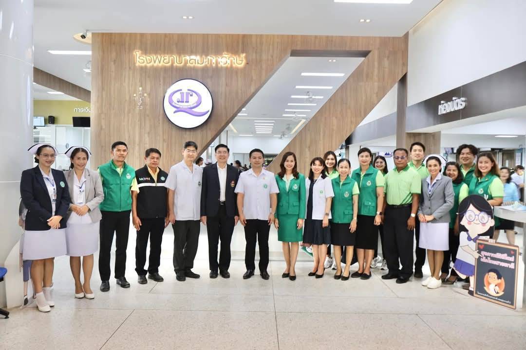 สสจ.กาญจนบุรีและประธานแม่บ้านสาธารณสุขจังหวัดร่วมมอบแว่นตาในโครงการเด็กไทยสายตาดี