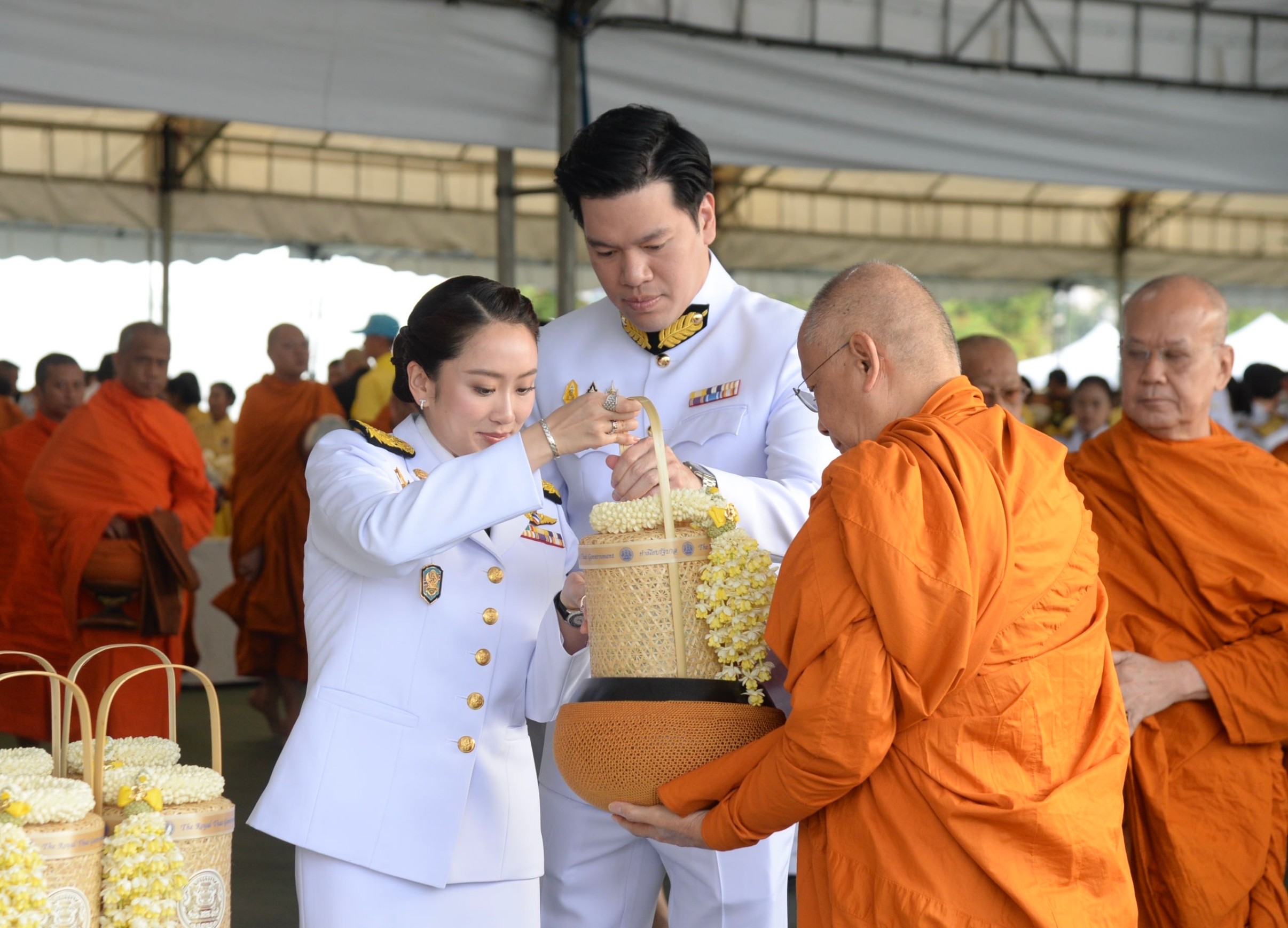 “นายกฯ” นำคู่สมรส พร้อมขรก.ระดับสูง พสกนิกร ทำบุญตักบาตรเนื่องในวันคล้ายวันพระบรมราชสมภพในหลวงร.9 