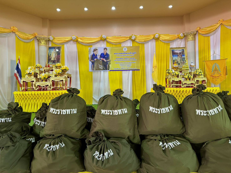 องคมนตรีเชิญถุงพระราชทาน–เครื่องอุปโภคบริโภค มอบแก่ราษฎรประสบอุทกภัยจังหวัดตรัง–พัทลุง พร้อมถุงพระราชทานสำหรับเด็ก