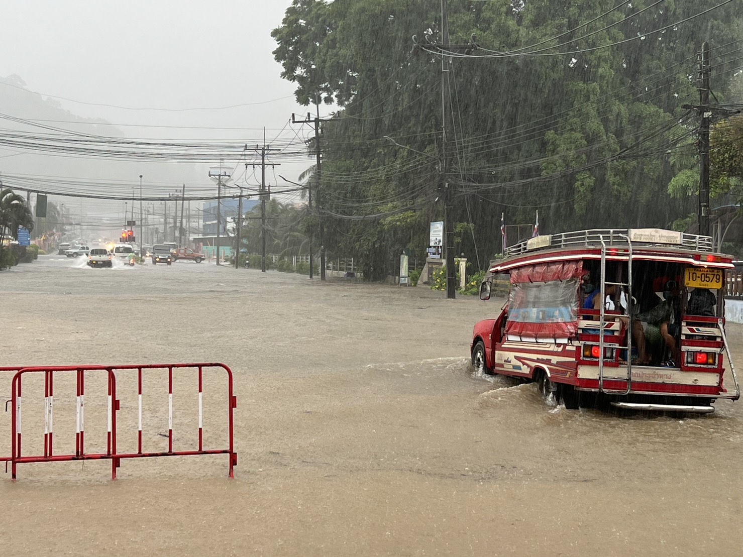 ระนองอ่วมฝนตกต่อเนื่องพิษ'พายุตาลิม'น้ำป่าทะลักคลองเข้าท่วมชุมชนในเขตอำเภอเมือง