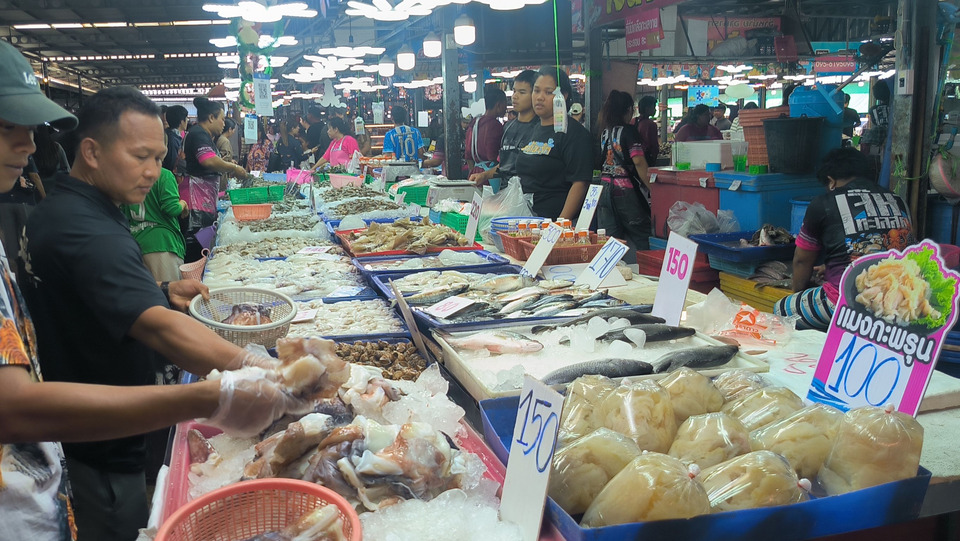 โคราชแห่ซื้อวัตถุดิบปีใหม่ ตลาดอาหารทะเลแน่น สสจ.เตือน! กินหมูดิบเสี่ยงไข้หูดับ 