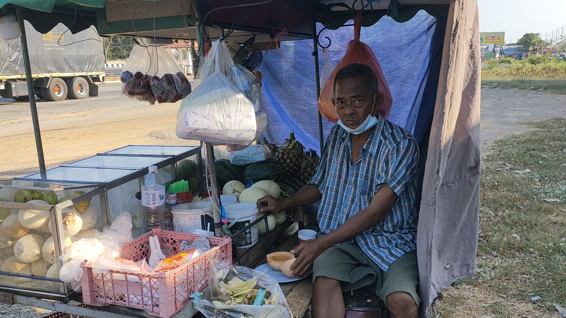 โจรตีเนียนมีแบงค์พันร้านสะดวกซื้อไม่มีทอนขอยืมเงินลุงขายผลไม้รถเข็น 400 บาทแล้วเชิดหนีแต่ถูกตร.จับทันควัน 