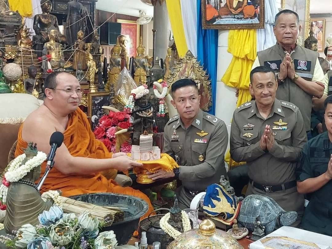 เจ้าอาวาสวัดจุกเณอแปดริ้วมอบเงิน 1.5 ล้านบาท ซื้อรถกระบะตรวจการณ์ ให้หน่วยปฎิบัตการพิเศษ (นปพ.) 