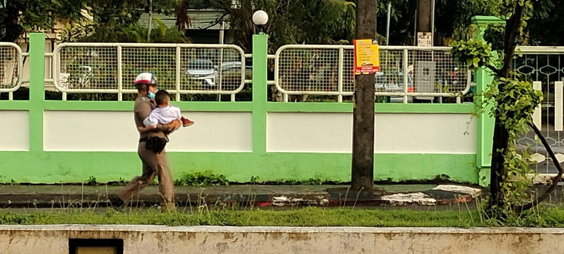 ตำรวจจราจรสภ.เมืองพังงาเร่งช่วยเด็กชายวัย 7 ขวบส่งห้องฉุกเฉินหลังได้รับบาดเจ็บจากจยย.ลื่นล้ม  