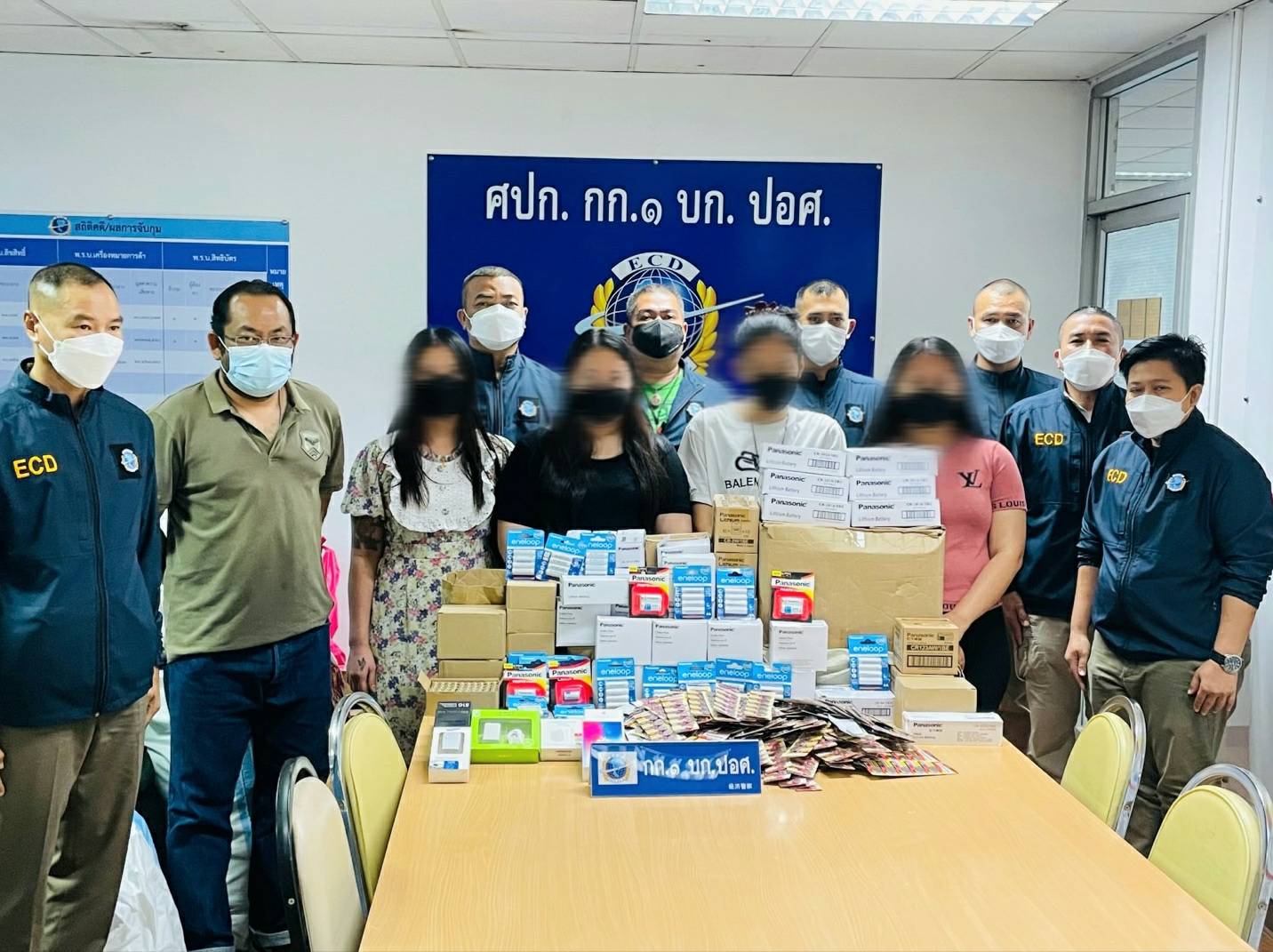 ปอศ.บุกค้นโกดังซุก'ของเถื่อน'ค่า10ล้านย่านรามคำแหง