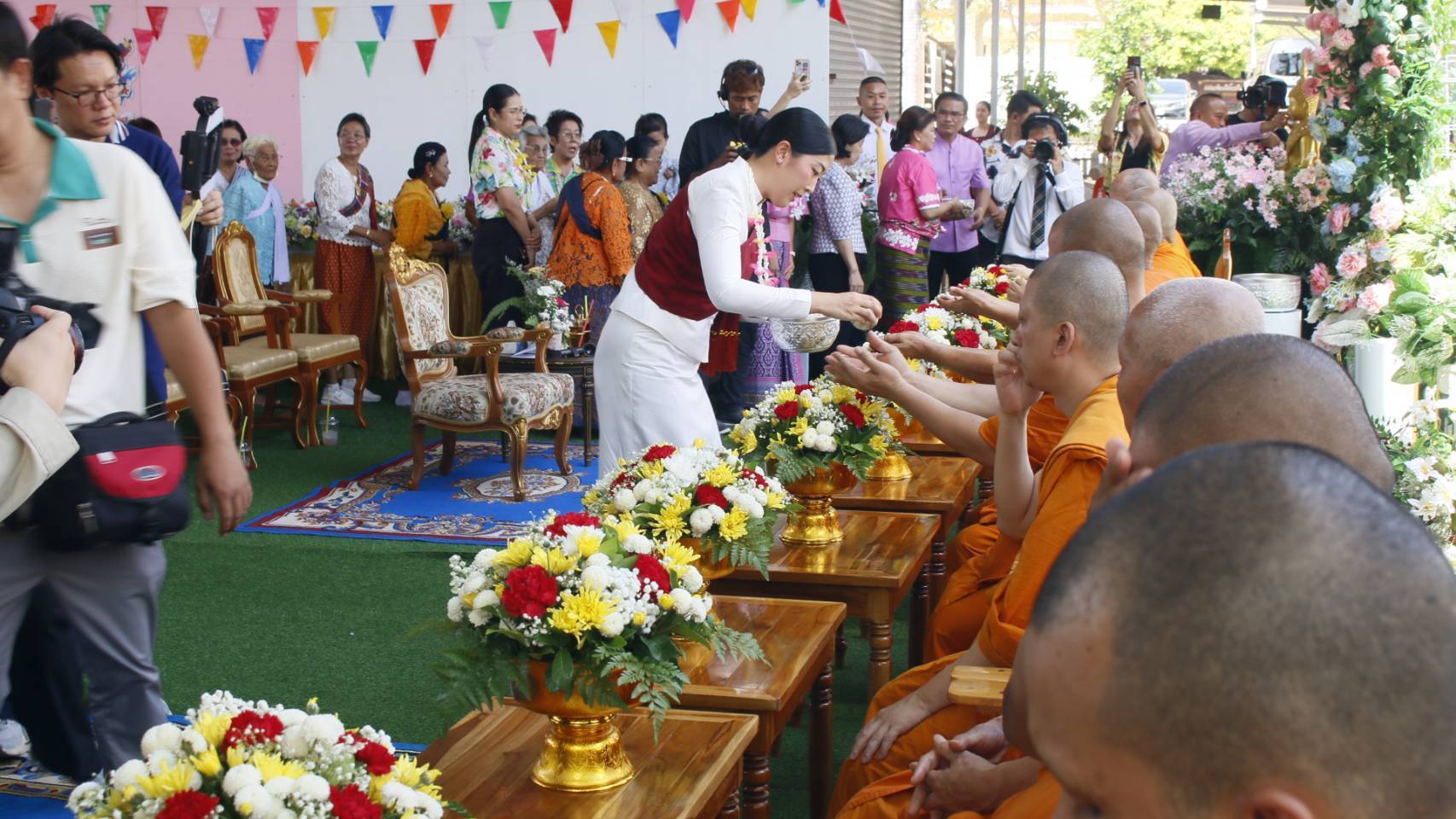 กาญจนบุรีจัดงานแห่ผ้าห่มพระแท่นครั้งแรกในเทศกาลสงกรานต์ที่วัดพระแท่นดงรังวรวิหาร อำเภอท่ามะกา  