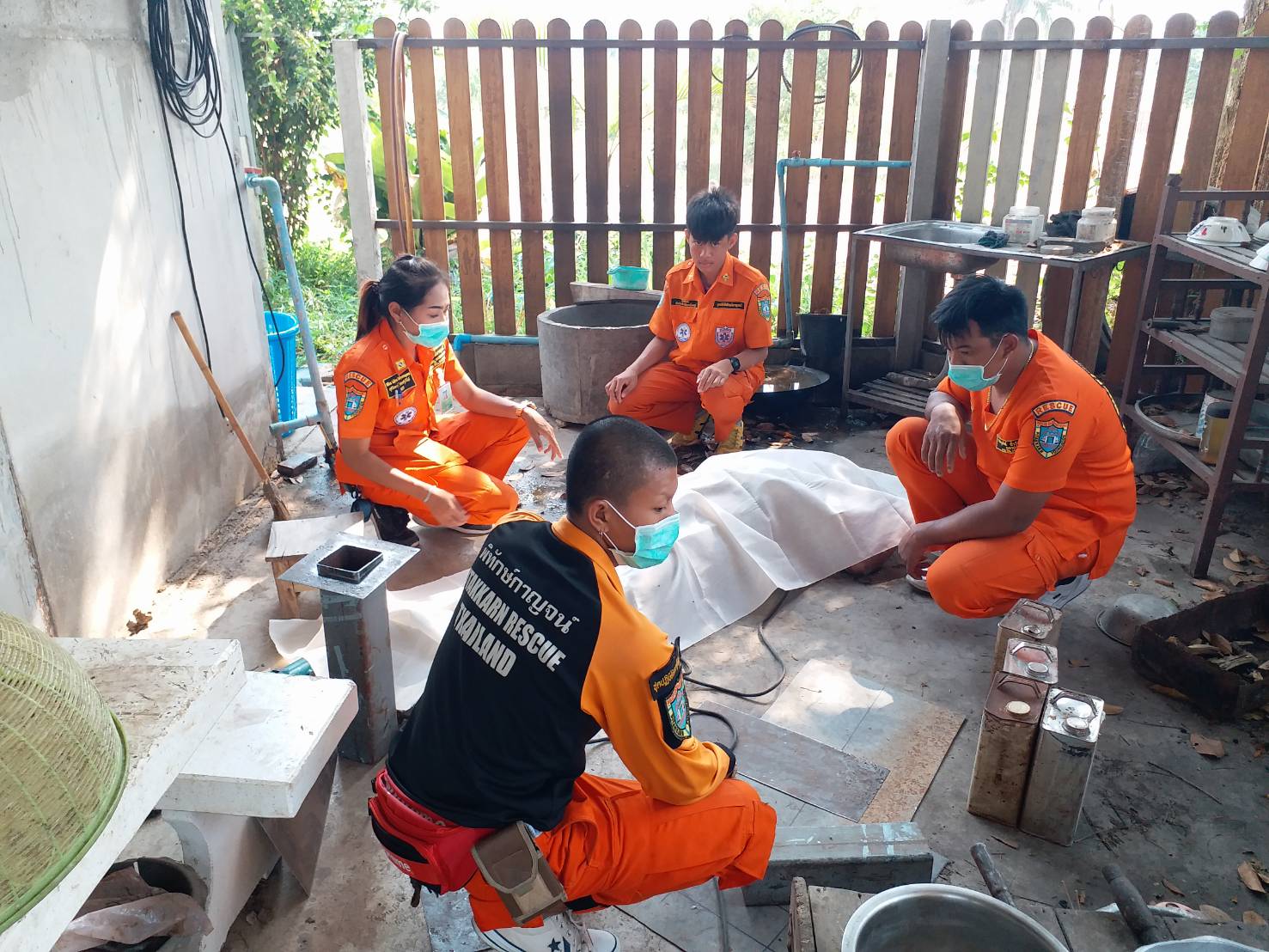 สลด! กาญจนบุรีผู้เฒ่าวัย65ถูกไฟฟ้าช็อตดับขณะเชื่อมแผ่นเหล็ก
