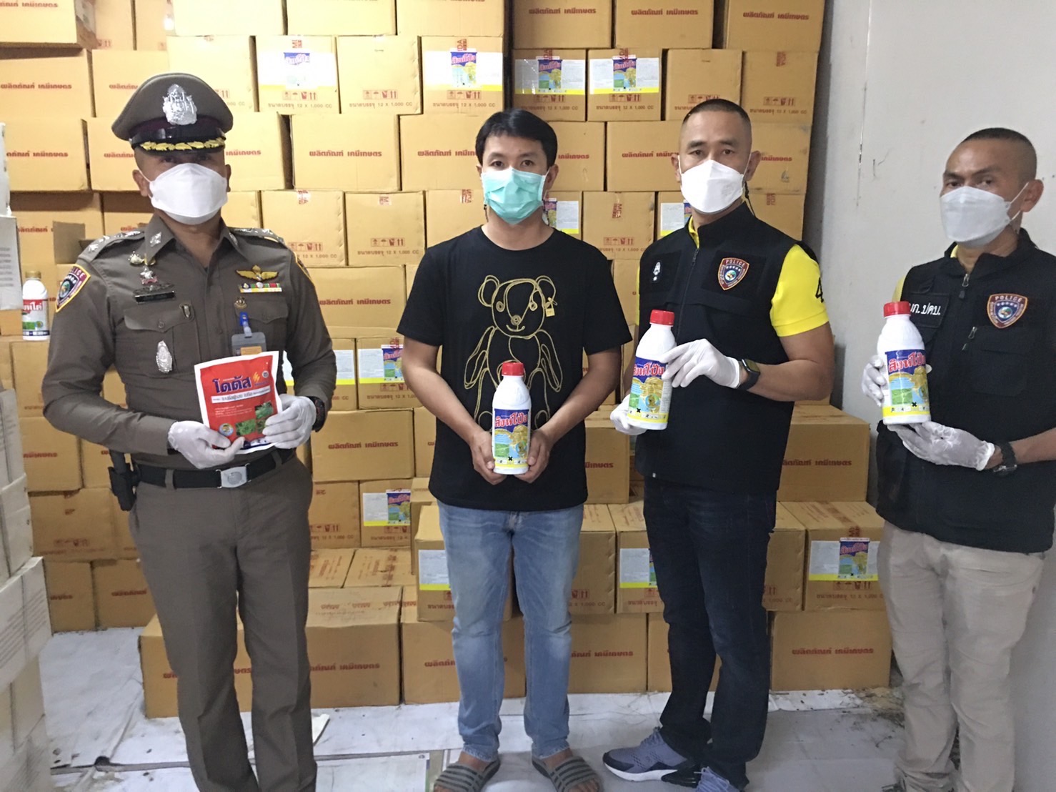 ปคบ. และ กรมวิชาการเกษตร ทลายโกดังสารกำจัดแมลงผิดกฎหมาย