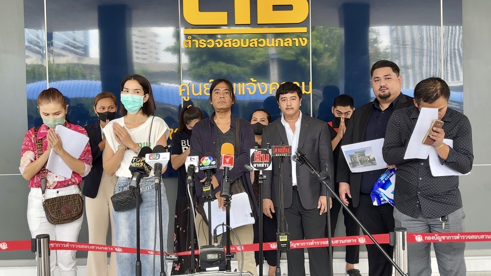 ผู้เสียหายรุมแจ้งกองปราบฯ โดนอดีตครูหลอกขายบ้านน็อคดาวน์-รับจ้างสร้างบ้านไม่เสร็จสูญเงินร่วม 20 ล้าน 