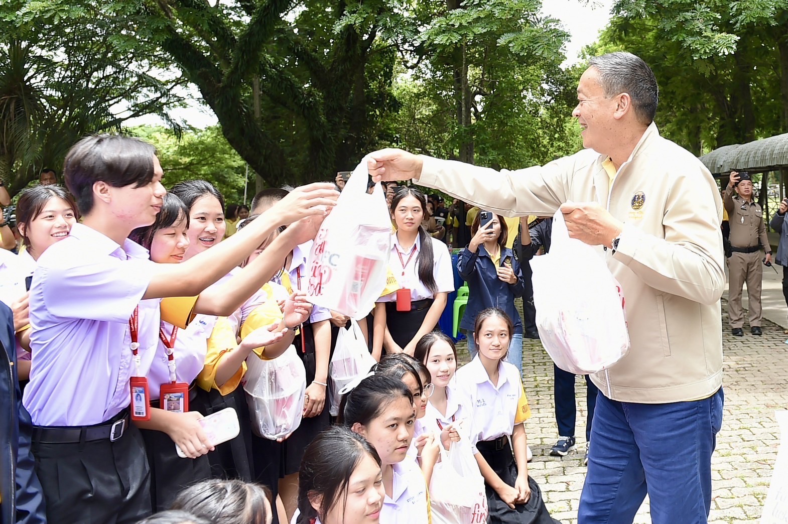 "เศรษฐา"ขึ้นเหนือลุยเยี่ยมข่วงเรียนรู้เยาวชน ย้ำยาเสพติดเป็นปัญหาใหญ่ที่รัฐบาลให้ความสำคัญ
