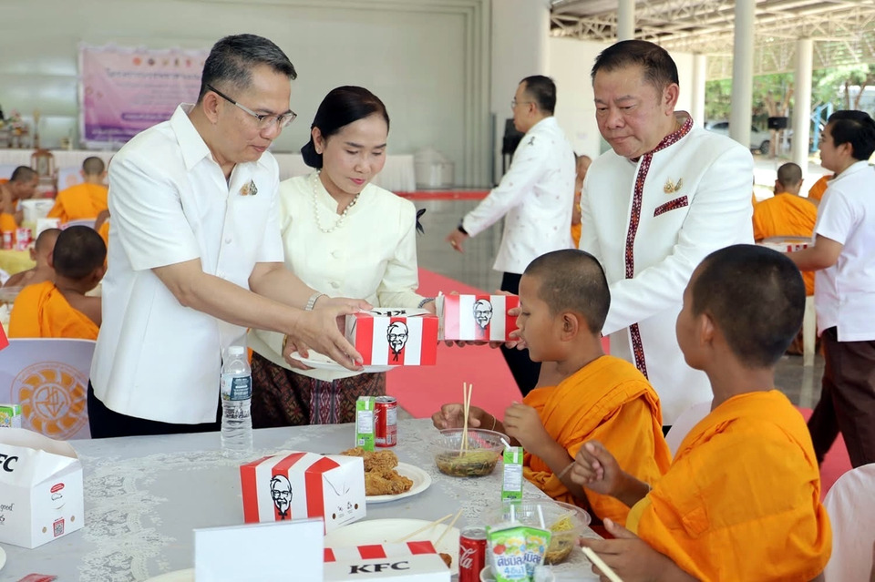 ผู้ว่าฯกาฬสินธุ์ นำถวายภัตตาหารเพลสามเณรฤดูร้อน ถวายพระราชกุศล