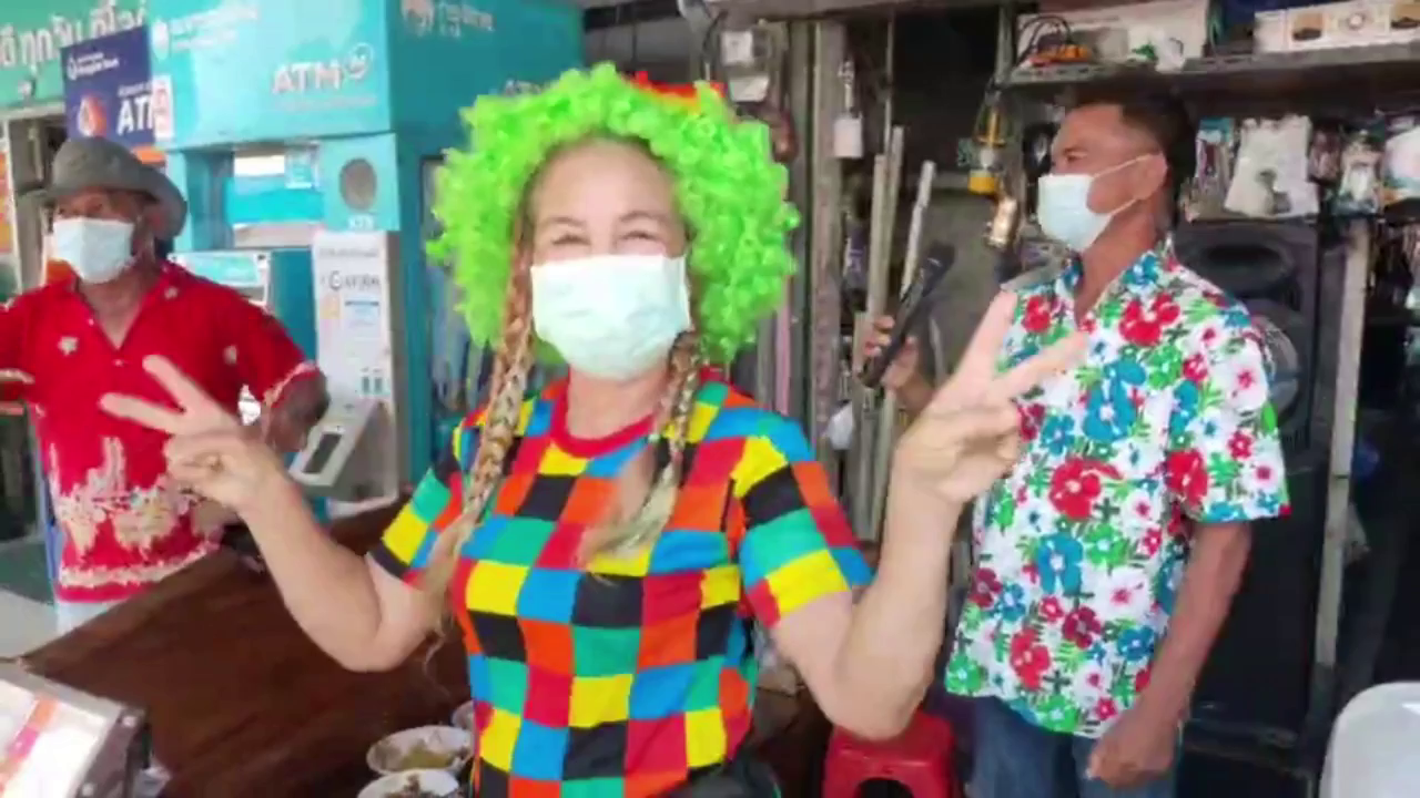 แม่ค้าขายยำแหนมแต่งชุดโจ๊กเกอร์สร้างสีสันในวันเทศกาลสงกรานต์65