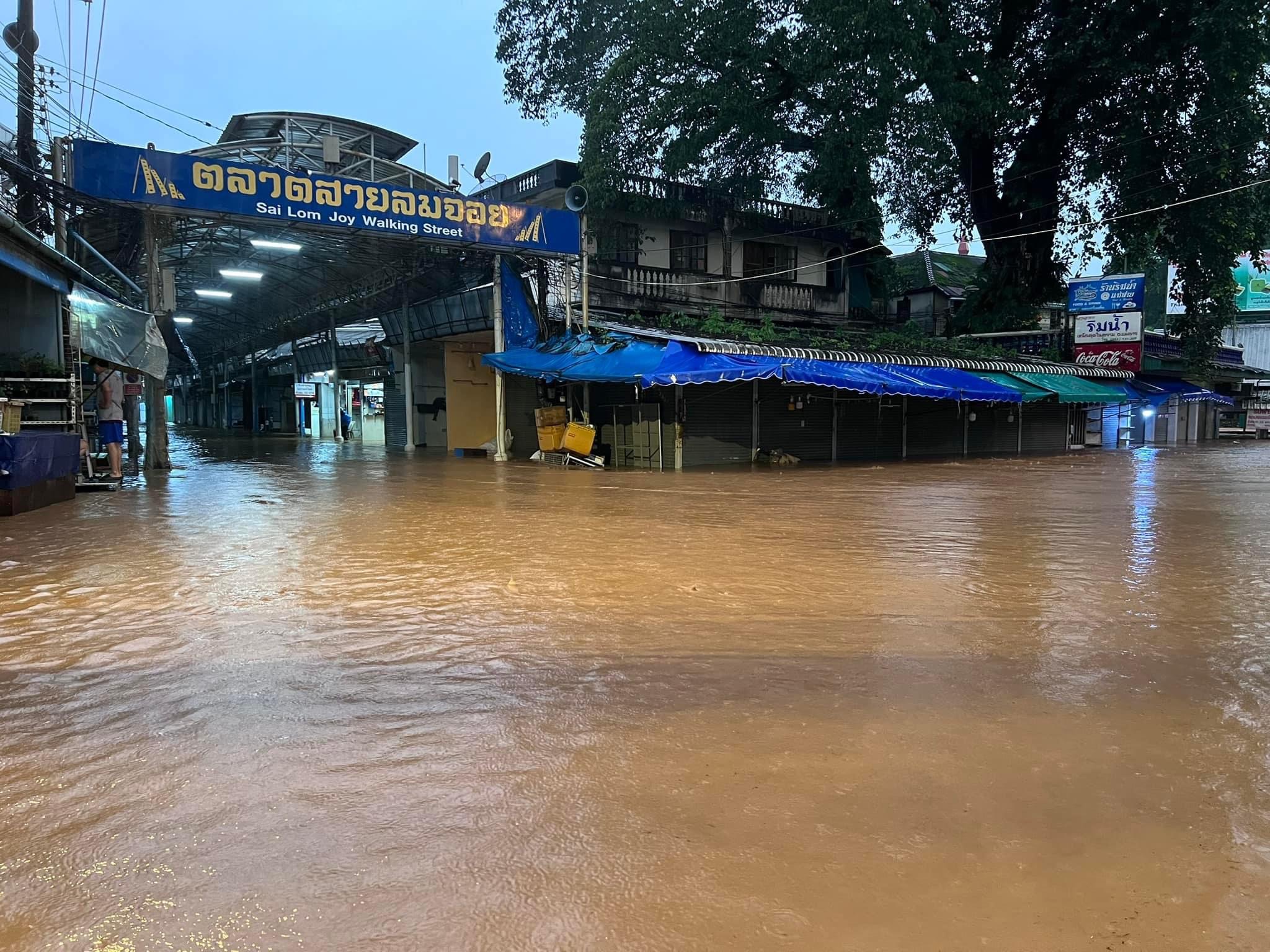 แม่สายโดนน้ำท่วมทะลักระลอก 3 ตลาดชุมชนสายลมจอยกระทบหนักสุด!