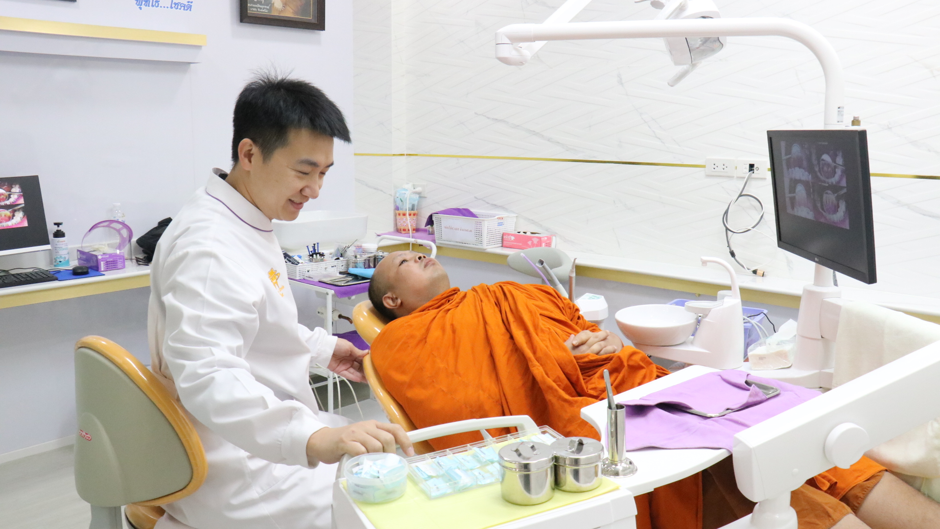 คลินิกทันตกรรมโคราช จัดกิจกรรมสายบุญรักษาช่องปาก ฟันพระสงฆ์ ฟรี