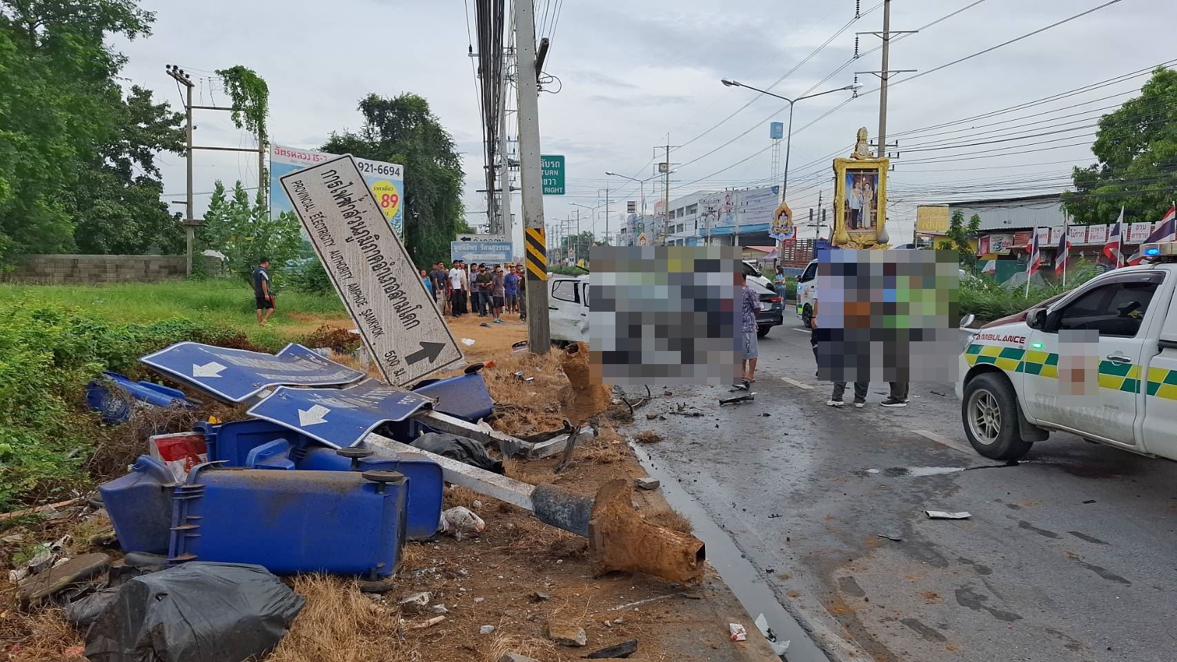 รถกระบะซิ่งแข่งกันเสียหลักชนรถจอดทิ้งขยะเสียชีวิต2บาดเจ็บ2ราย