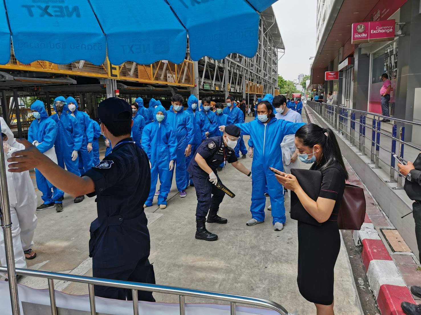 "โตโต้ "พร้อมกลุ่มวีโว่ 45 คนสวมPPE ขึ้นศาลให้การคดีอั้งยี่ซ่องโจร ศาลนัดพร้อม ตรวจสอบพยานหลักฐาน 12 ก.ค.