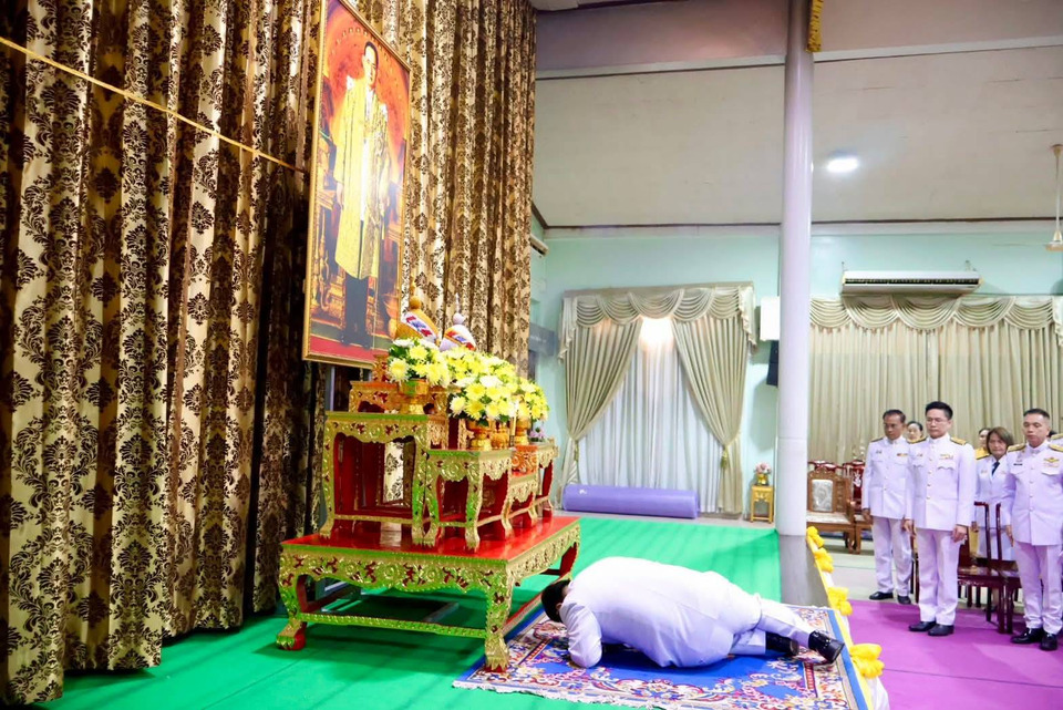 อ่างทองจัดพิธีเจริญพระพุทธมนต์–วางพวงมาลา เนื่องใน "วันนวมินทรมหาราช"