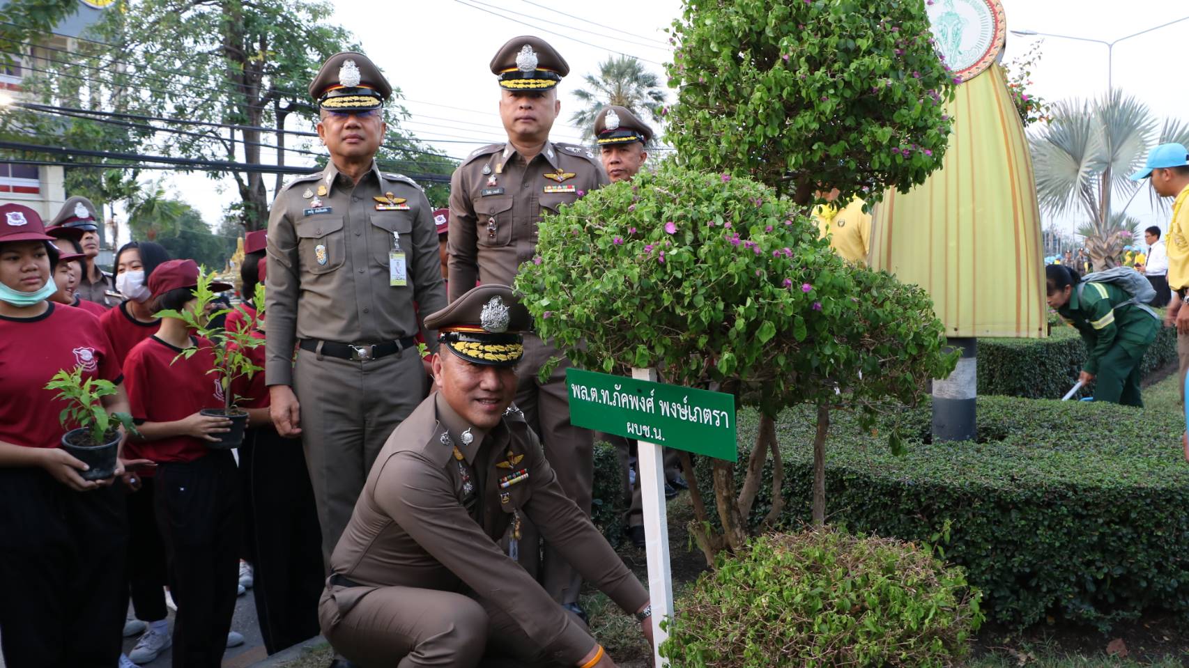 ผบช.น.ร่วมเขต-โรงเรียนสารสาสน์วิเทศบางบอนปลูกต้นไม้ดักฝุ่น