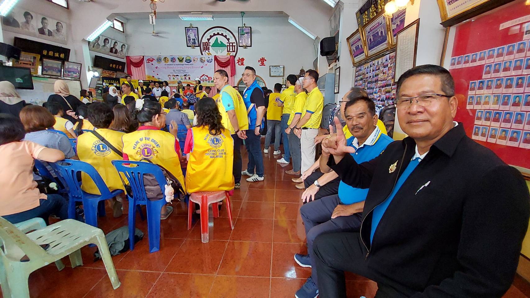 สโมสรไลออนส์มาเลเซีย-ไทยมอบอุปกรณ์การเรียนให้เด็กนักเรียนดีแต่ยากจน