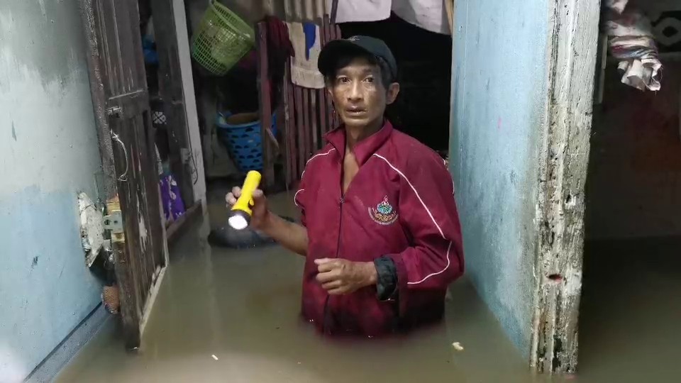 ผู้ว่าฯนนท์ประกาศภัยพิบัติแล้ว ชาวเกาะเกร็ดเตรียมย้ายของหนีน้ำสูงเท่าปี 2554