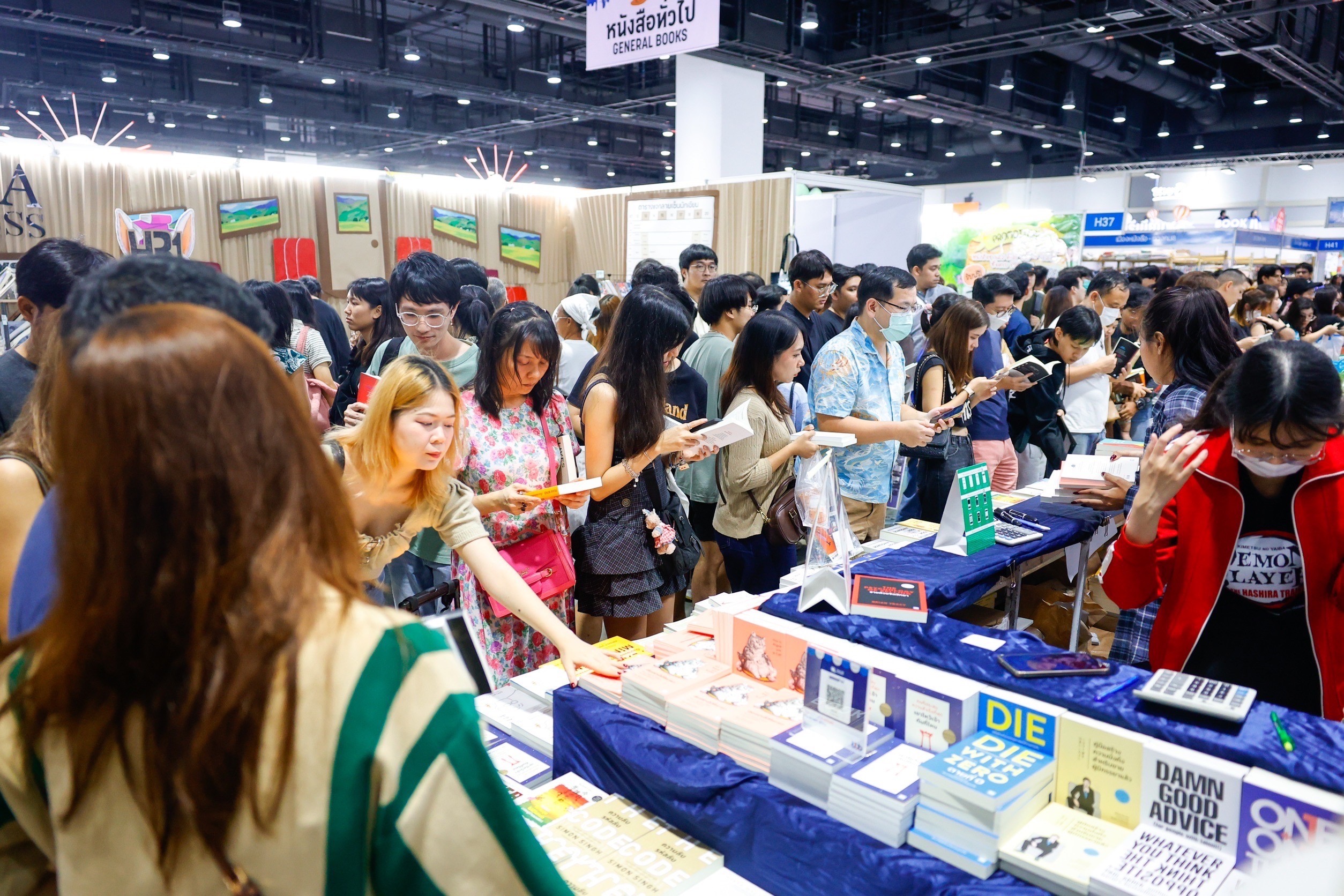 สุดสะพรึง! หยุดยาว 3 วัน มหกรรมหนังสือฯ นักอ่านแห่ร่วมงานทะลุหลักแสนคนต่อวันวัน