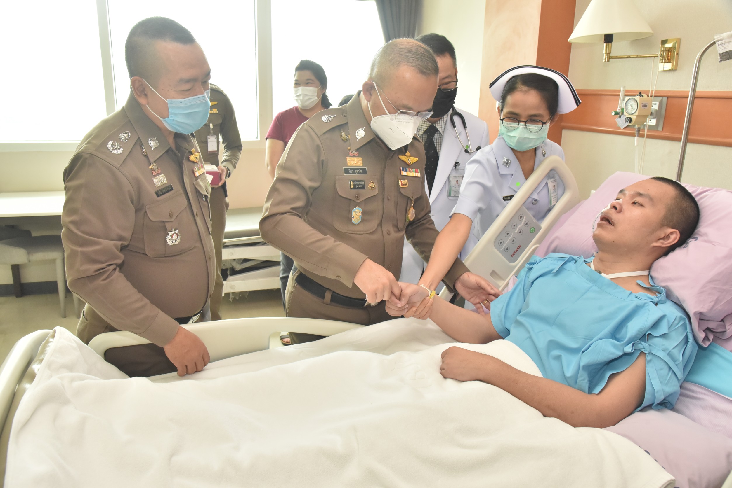 บิ๊กเบิ้ม ตรวจเยี่ยมตำรวจบาดเจ็บจากการปฏิบัติหน้าที่