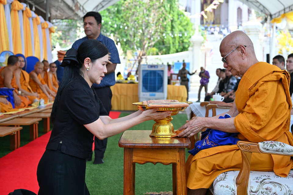 นครปฐมรวมใจสงกรานต์ ทำบุญถวายผ้าอาบน้ำฝน–สรงน้ำพระองค์พระปฐมเจดีย์ 