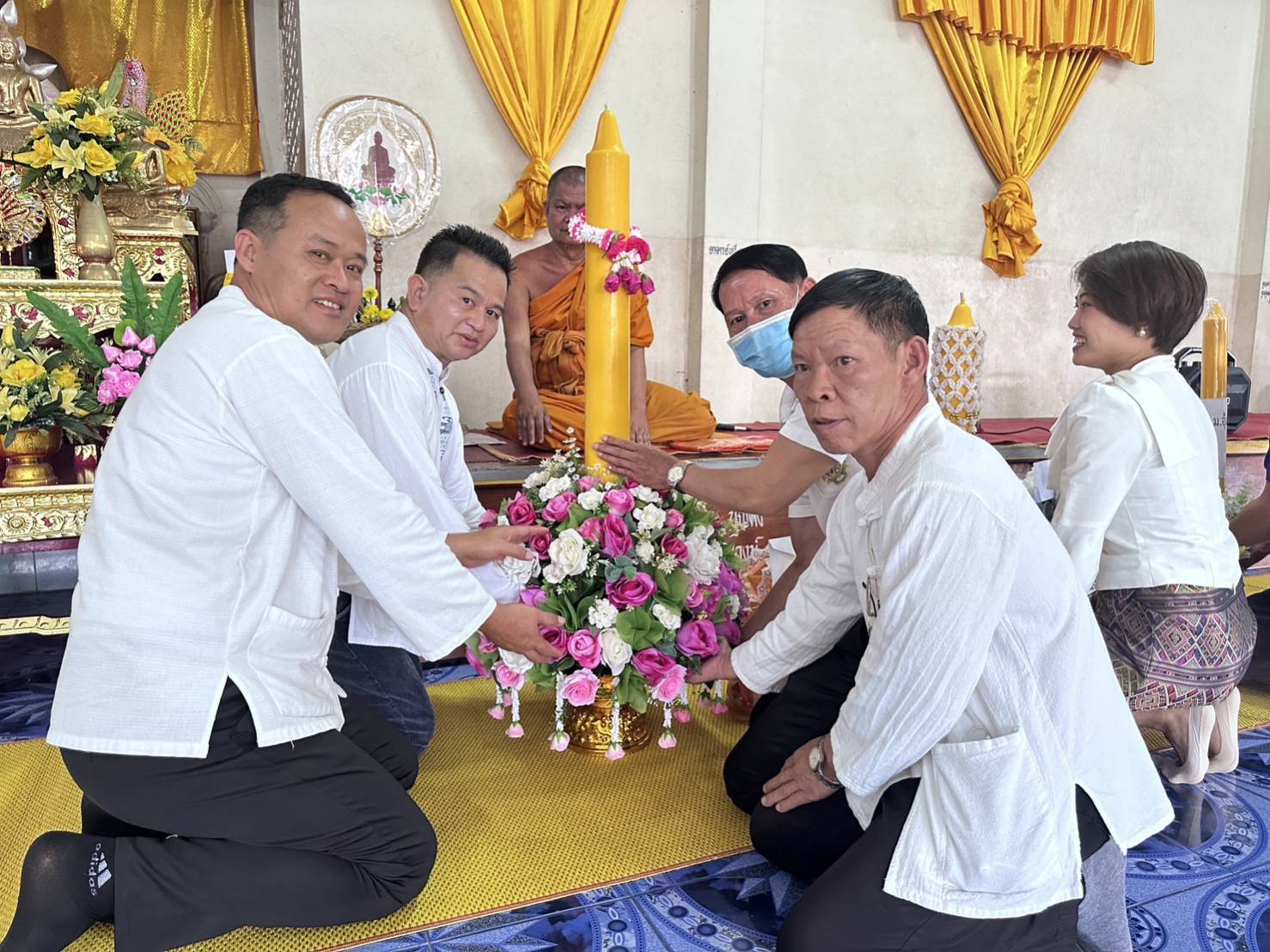 เทศมนตรีตำบลอุ้มผางแห่เทียนเข้าพรรษารอบเมืองส่งเสริมพระพุทธศาสนาถวาย  4  วัด 