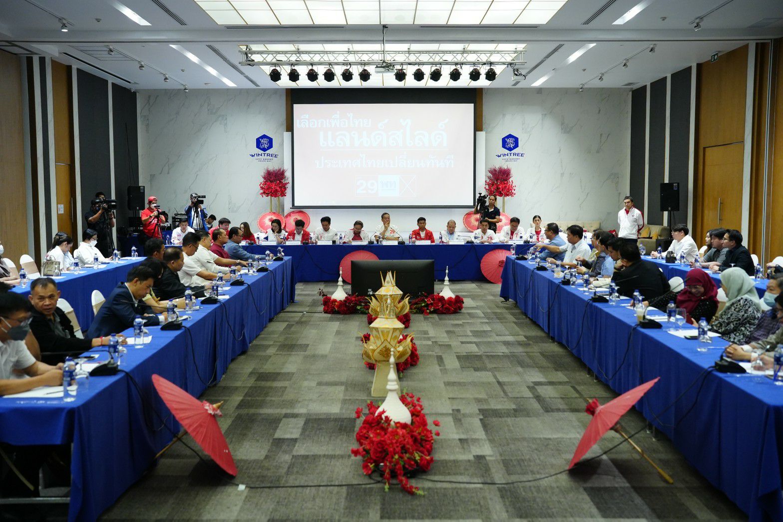"เศรษฐา" ขนทีมเศษฐกิจพบคนรุ่นใหม่เชียงใหม่ ขอ "เพื่อไทย" ร่วมแผนพัฒนาแก้เศรษฐกิจ ขานรับถึงเวลามืออาชีพ