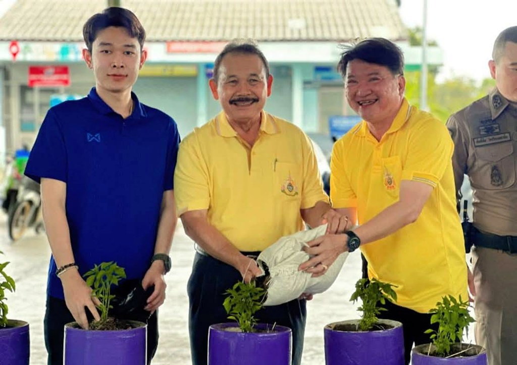 อบต.เอกราช ปรับปรุงภูมิทัศน์เส้นทางหมู่บ้านทำกลอง ปลูกพืชผักสวนครัวในหุ่นกลอง