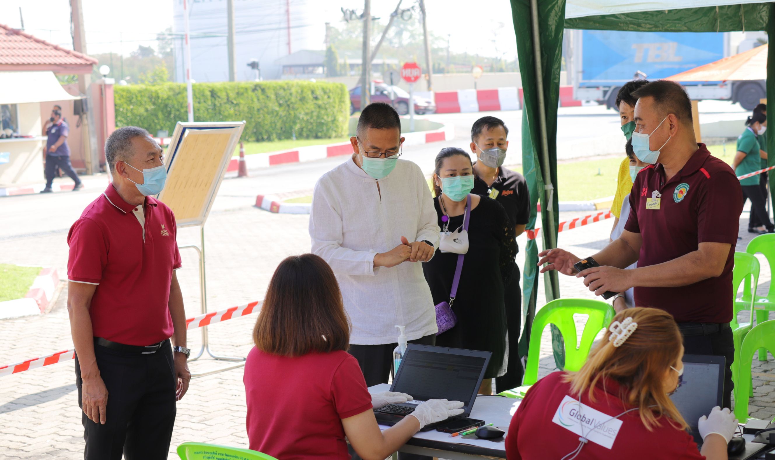 ผู้ว่าฯปทุมธานีลงพื้นที่ตรวจพนักงาน600คนโรงงานสุราดัง เน้นค้นหาผู้ป่วยโควิดเชิงรุก