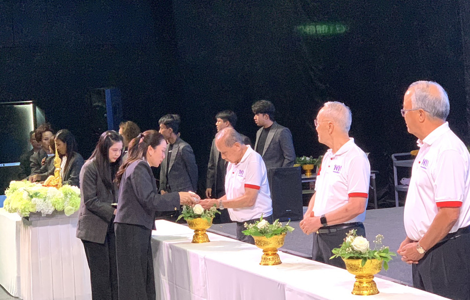 ”แพทองธาร“ นำคณะผู้บริหารพรรคเพื่อไทย รดน้ำดำหัว 4สมาชิกอาวุโส โอกาสสงการนต์ปีใหม่ไทย