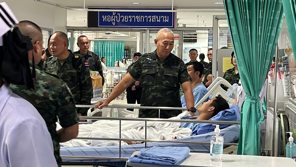 ผบ.ทบ.เยี่ยมทหารเจ็บชายแดน–ย้ำไม่ทิ้งกัน ทุกนายขอกลับแนวหน้าสู้กัมพูชา