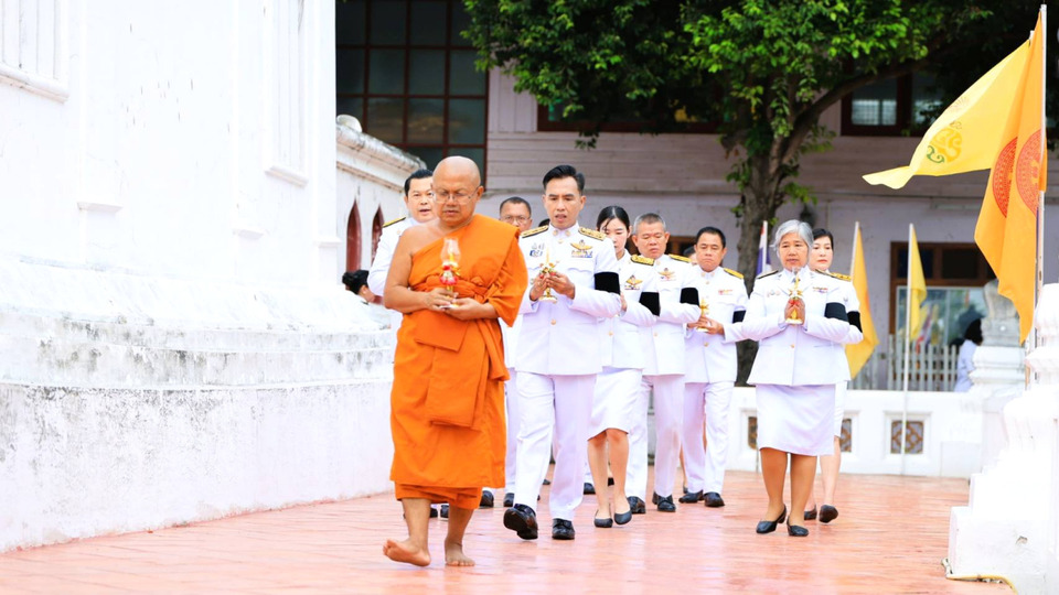 ผู้ว่าฯ ลพบุรี นำพุทธศาสนิกชนทำบุญตักบาตร-เวียนเทียน วันอาสาฬหบูชาและเข้าพรรษา 2569