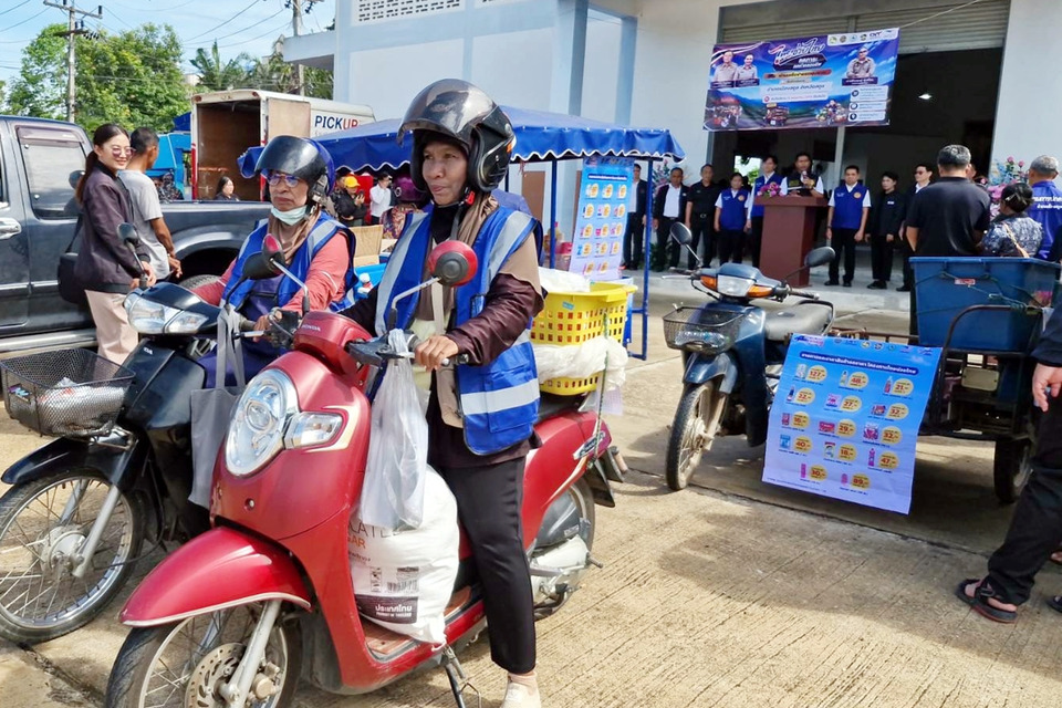 สตูลคึกคัก!! ปล่อย “รถพุ่มพวงไทยช่วยไทย” ส่งของถูกถึงบ้าน ลดค่าครองชีพทั่วจังหวัด